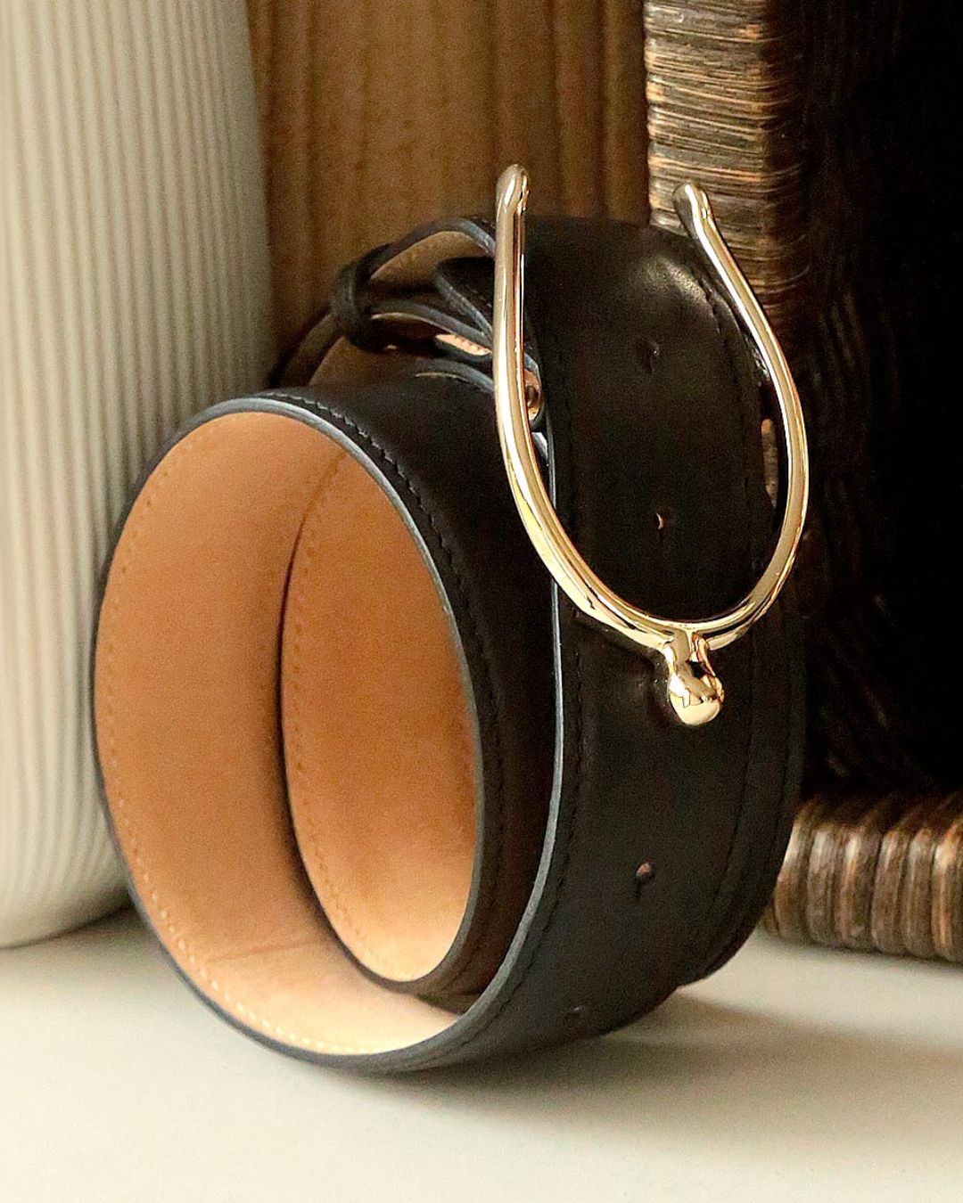 La ceinture Éperon Renouard, en cuir lisse noir, vue en ambiance.