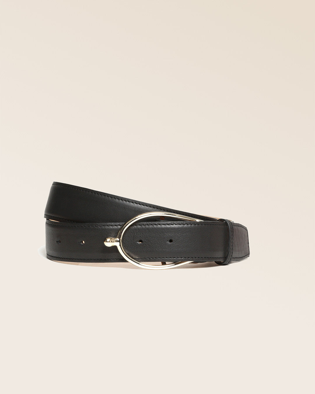 La ceinture Éperon Renouard, en cuir lisse noir, vue de face en studio.