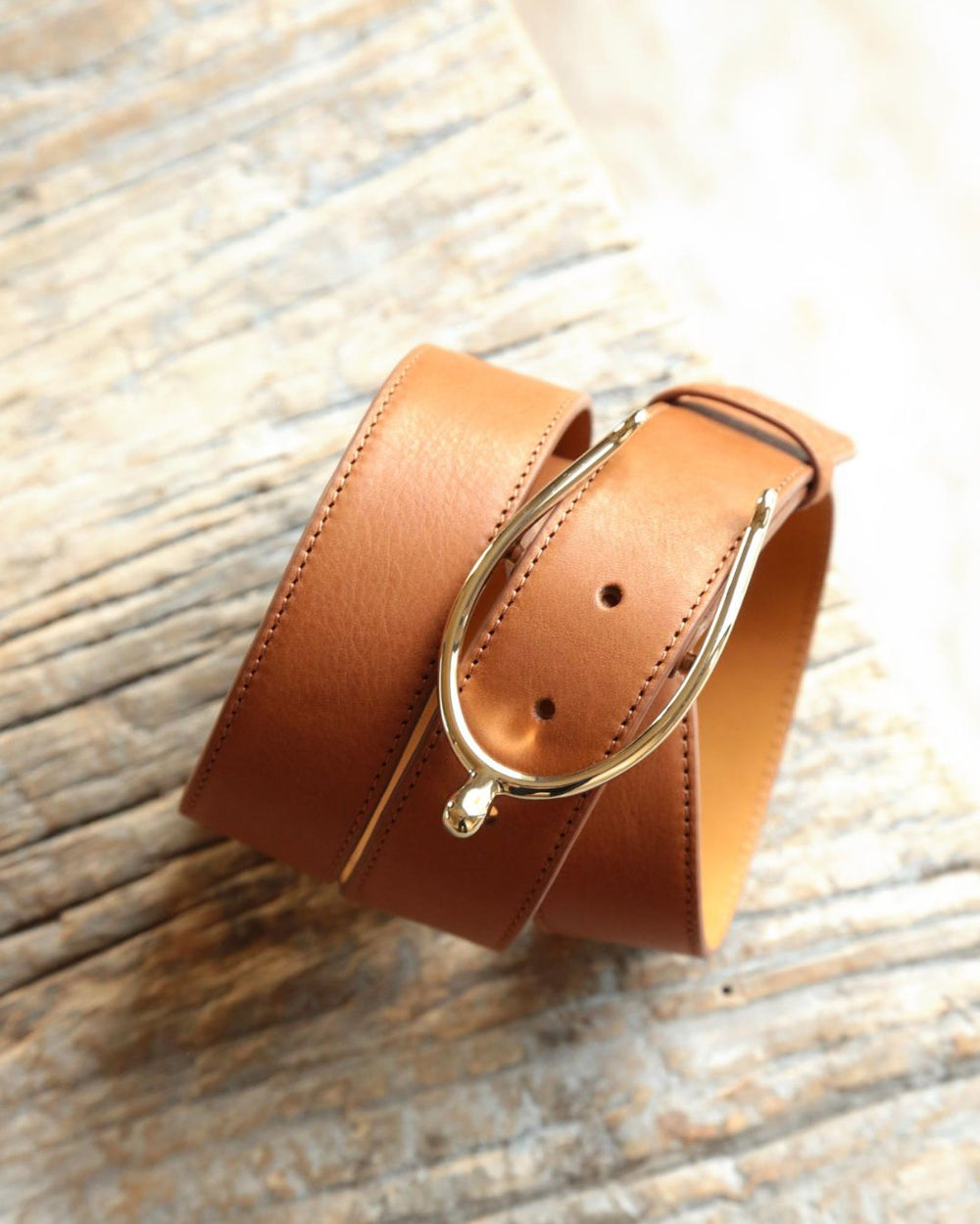 Notre ceinture Éperon Renouard en cuir vintage camel, vue en ambiance.