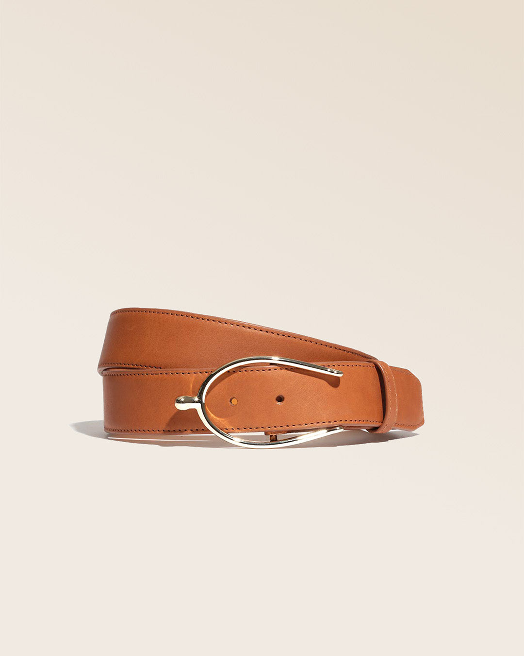 Notre ceinture Éperon Renouard en cuir vintage camel, vue de face en studio.