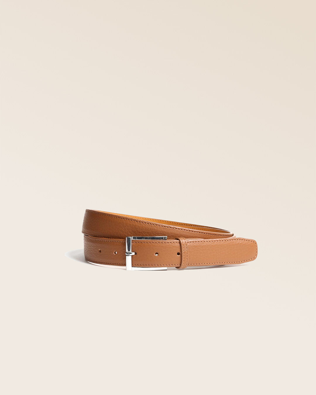 Notre ceinture Homme Renouard en cuir façon vigogne fauve, vue de face en studio.