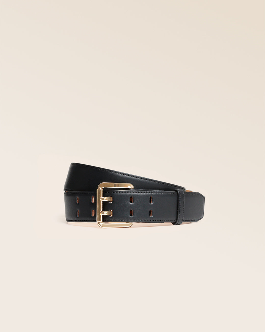 Notre ceinture London Renouard en cuir lisse noir, vue de face en studio.