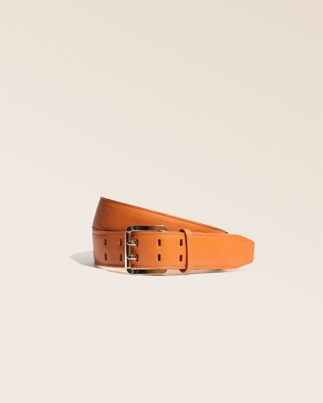 Notre ceinture London Renouard en cuir vintage camel, vue de face en studio.