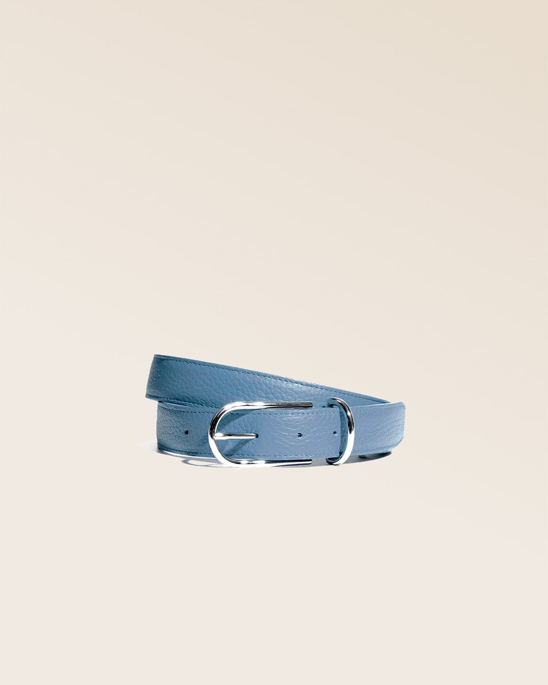 Notre ceinture Marine Renouard en cuir façon vigogne bleu cobalt vue de face en studio.