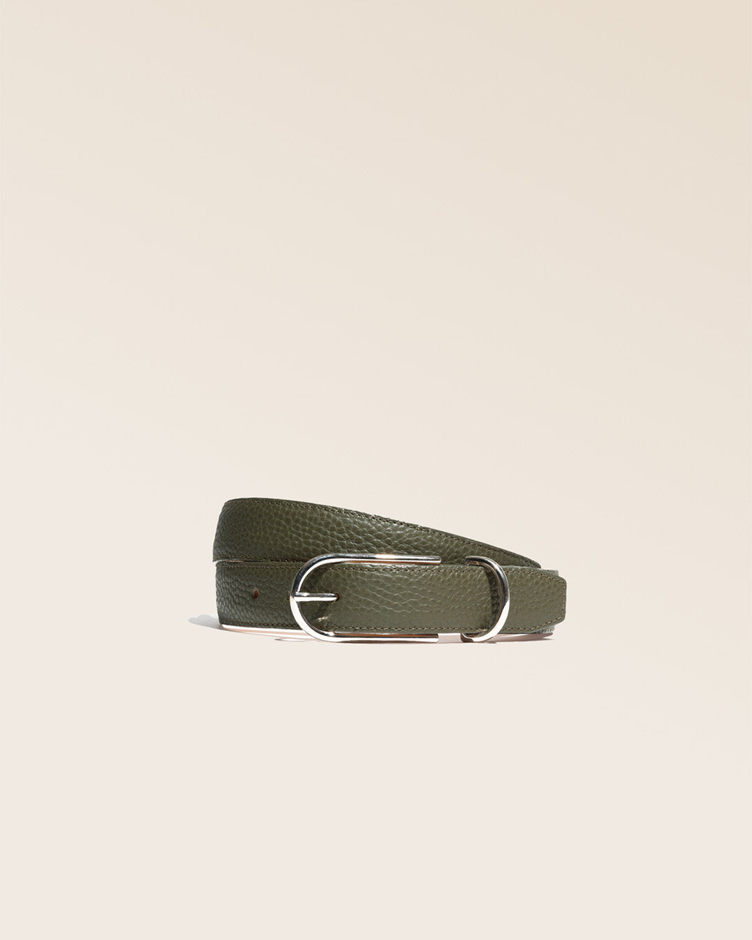 Notre ceinture Marina Renouard en cuir façon vigogne kaki vue de face en studio.