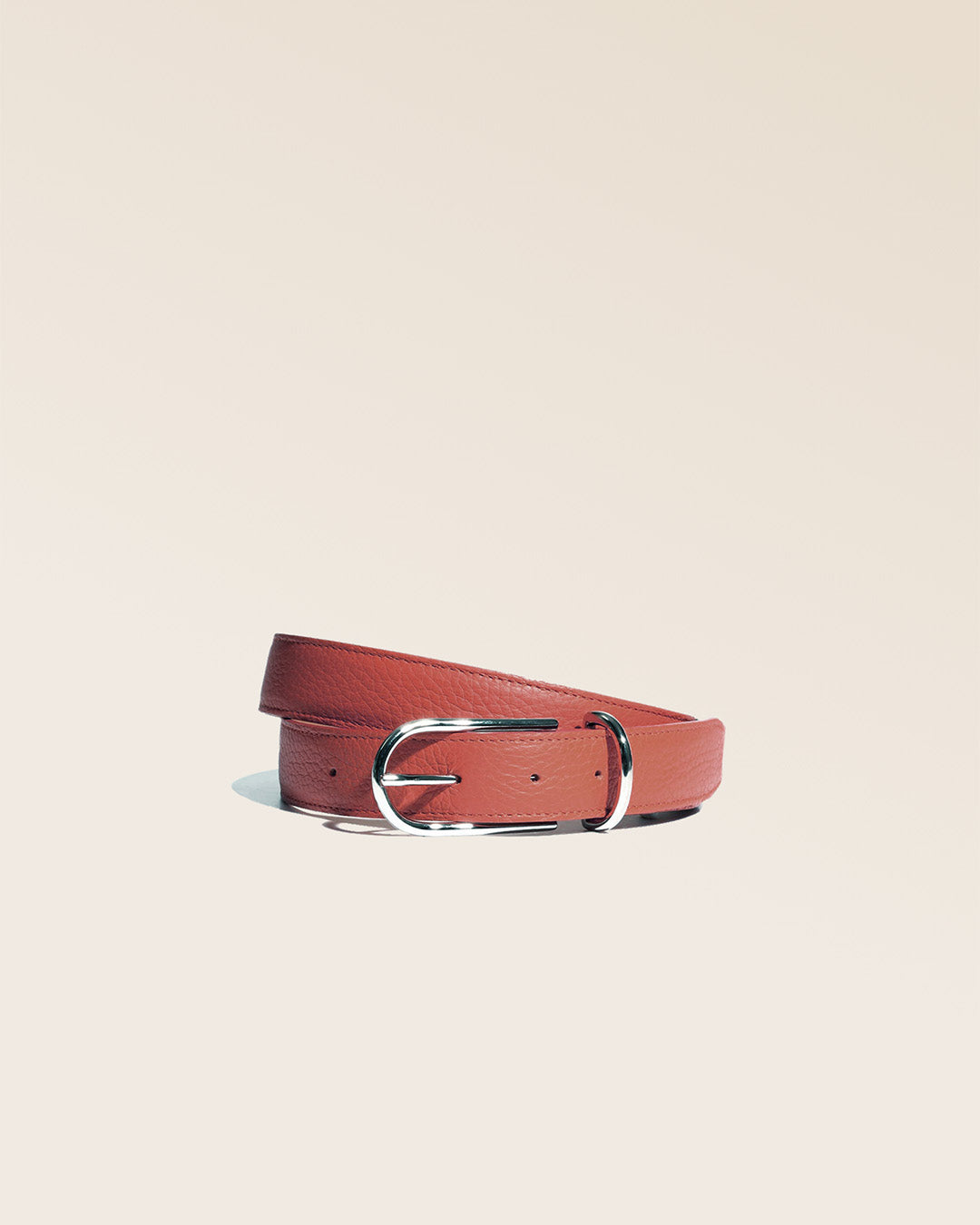 Notre ceinture Marina Renouard en cuir façon vigogne terracotta, vue de face en studio.