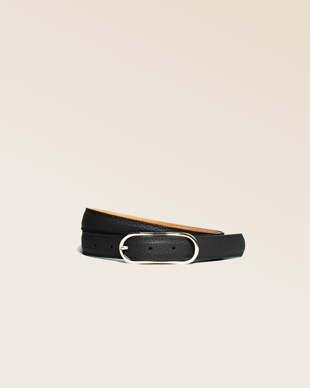 La ceinture Martingale Renouard en cuir façon vigogne noir et sa boucle dorée, vue de face en studio.