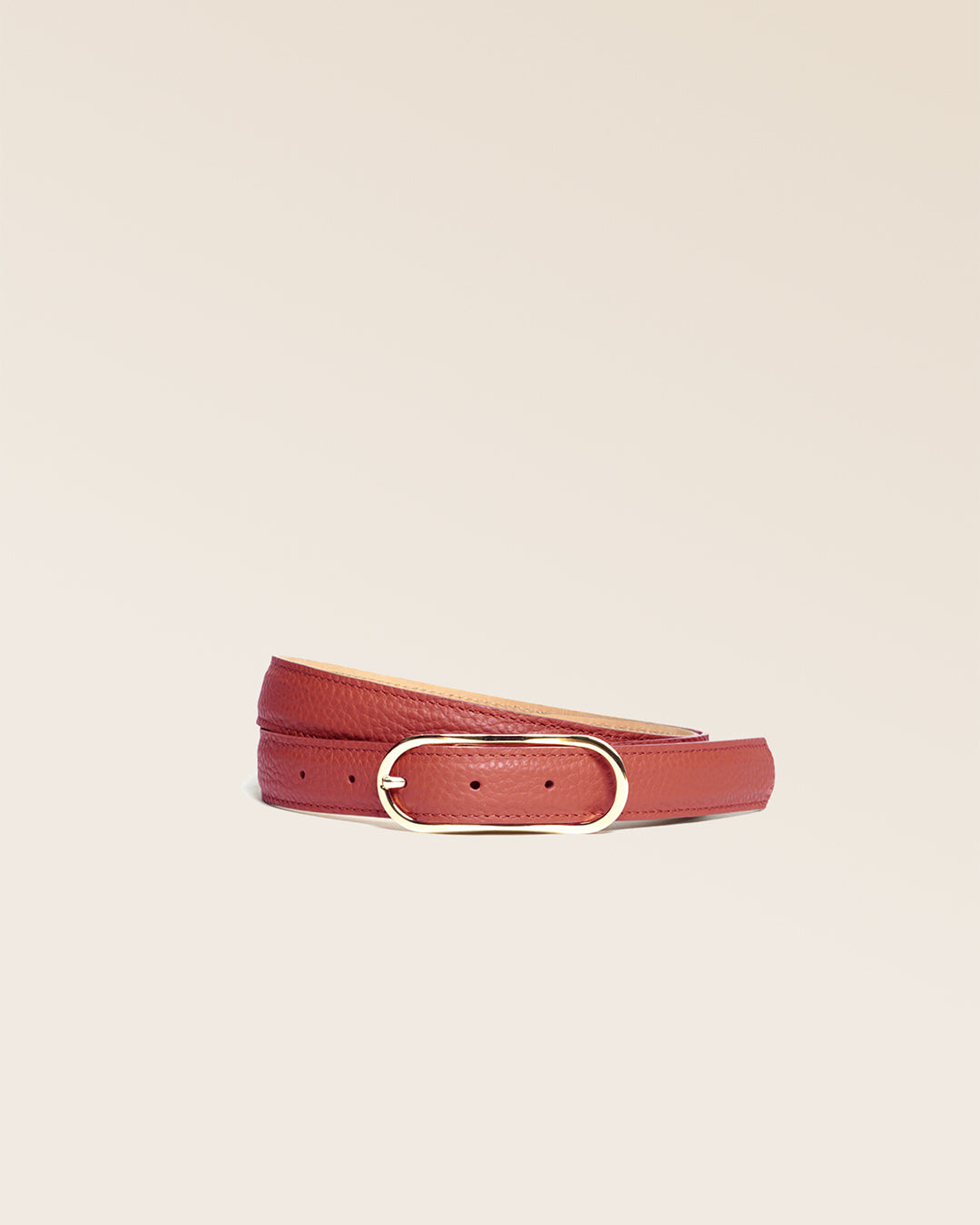 Notre ceinture Martingale Renouard en cuir façon vigogne terracotta, vue de face en studio.