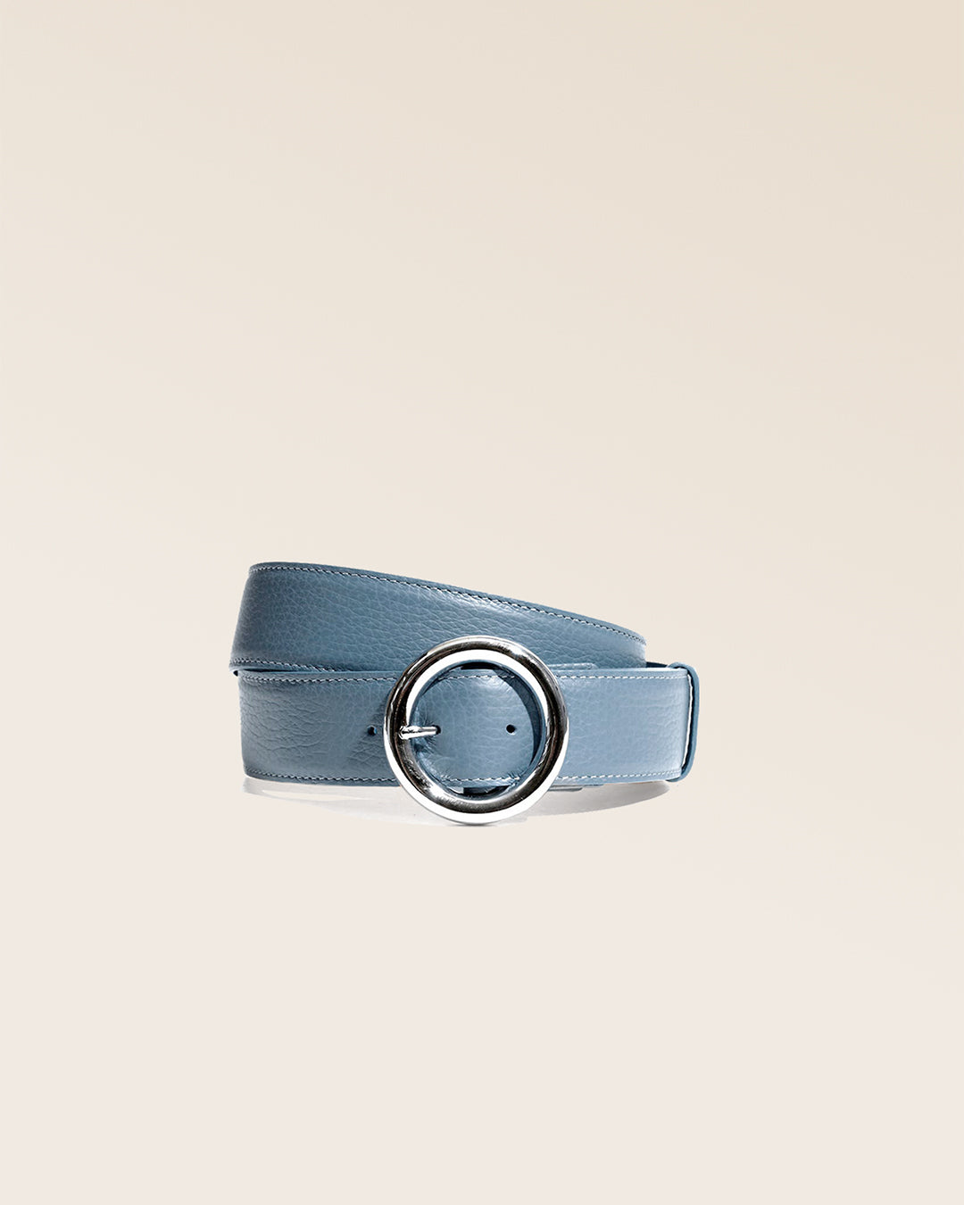 Notre ceinture Tamara Renouard, en cuir façon vigogne bleu cobalt et boucle nickelée, vue de face en studio.