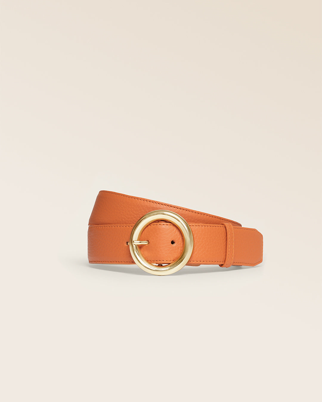La ceinture Tamara Renouard en cuir façon vigogne orange et boucle dorée, vue de face en studio.