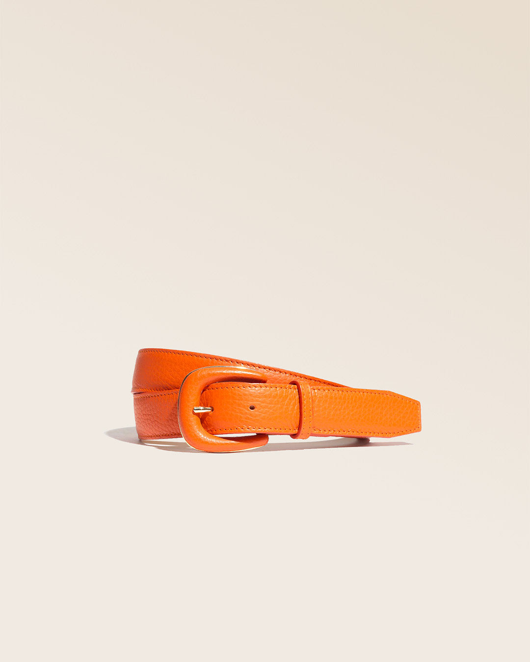 Notre ceinture Zoé Renouard en cuir vigogne orange, vue de face en studio.