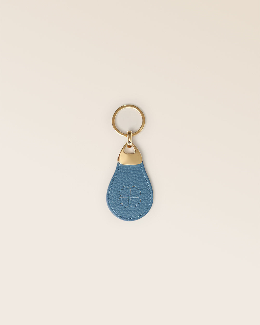 Notre porte-clés Chance en cuir façon vigogne bleu cobalt, vu de face en studio.