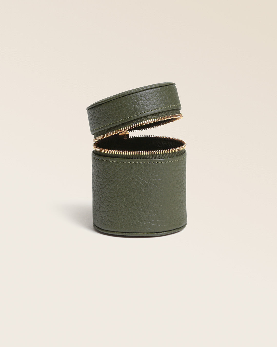 Notre coffret Bagues Renouard en cuir façon vigogne kaki, vu de quart ouvert en studio.