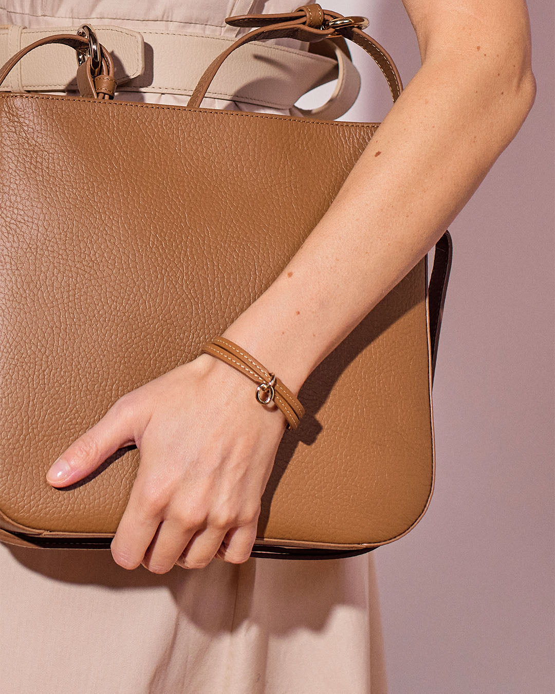 Notre bracelet Twin Renouard en cuir vintage camel, vu porté par notre mannequin.