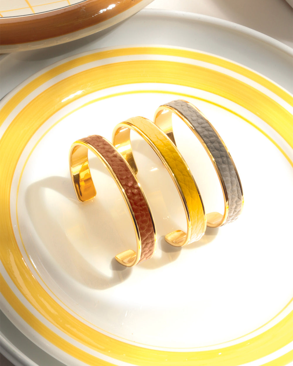 Le bracelet Pacôme Renouard en cuir façon vigogne fauve, ananas et corde, vu en ambiance.
