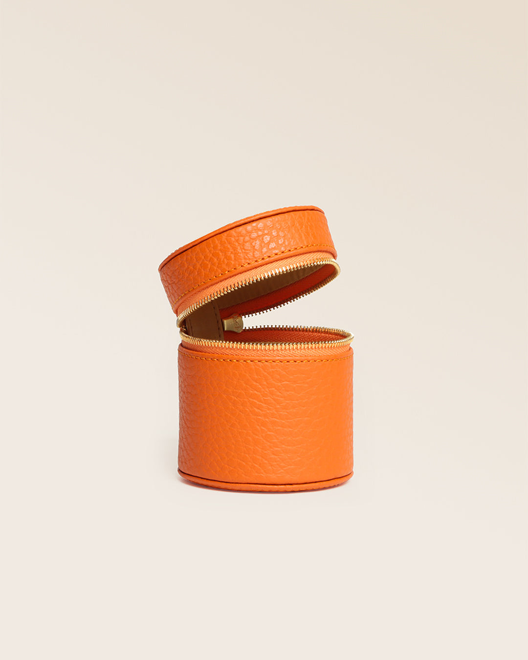 Notre coffret bague Renouard en cuir façon vigogne orange, vu de face ouvert en studio.