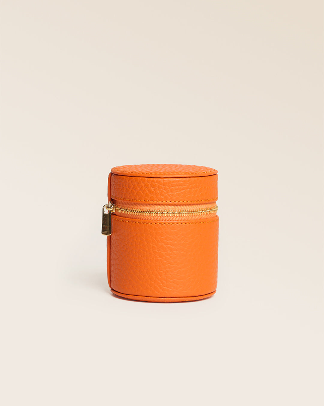 Notre coffret bague Renouard en cuir façon vigogne orange, vu de face fermé en studio.