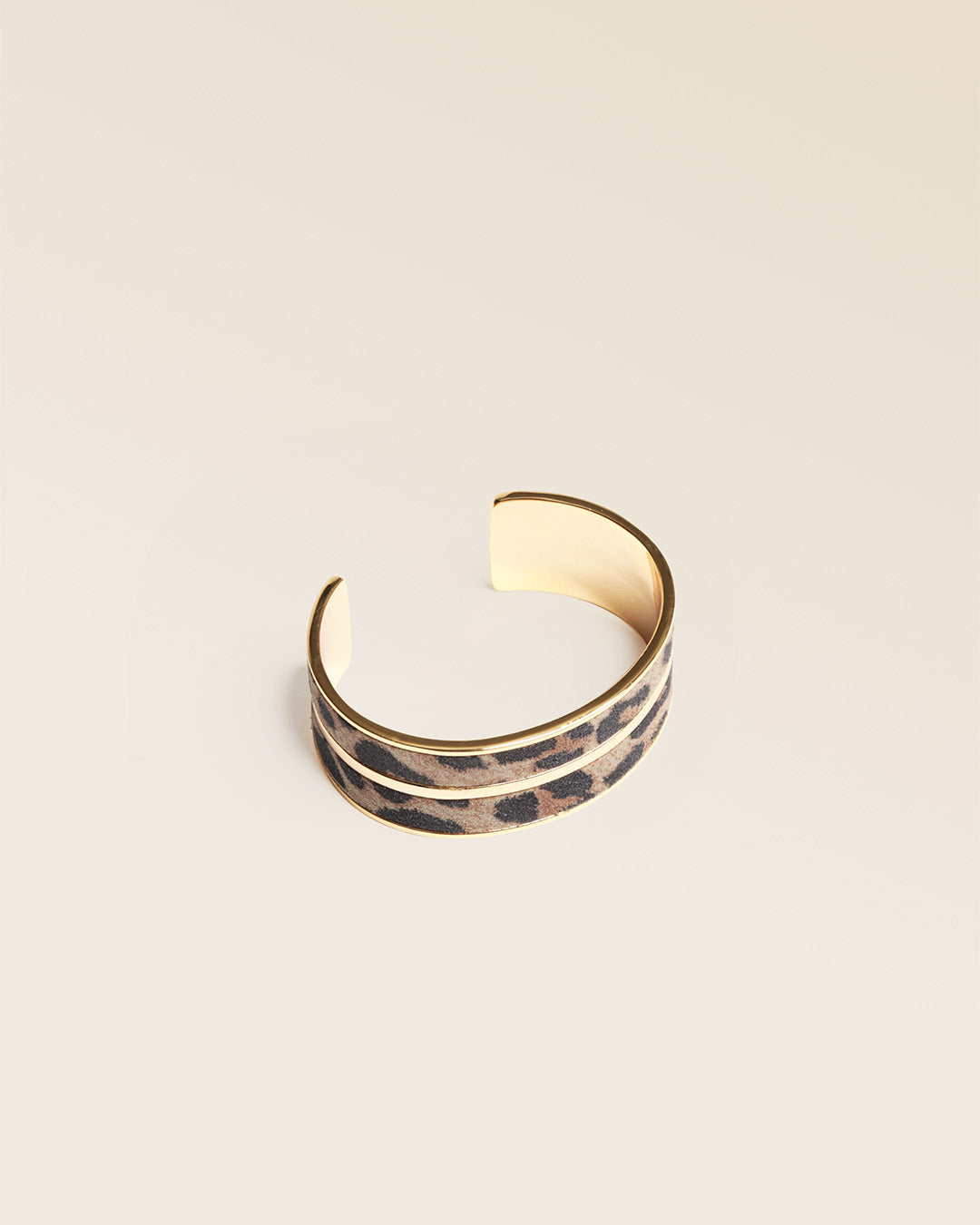 Notre bracelet Adeline en cuir veau velours léopard vu de quart en studio.