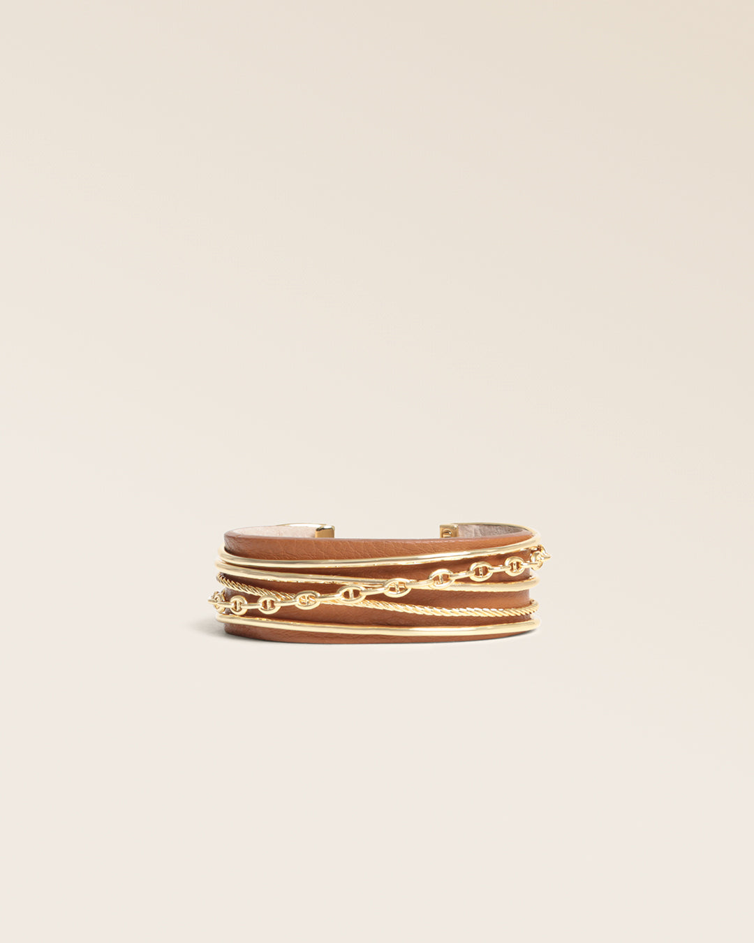 Notre bracelet Dolce Vita Renouard en cuir vintage camel, vu de face en studio.