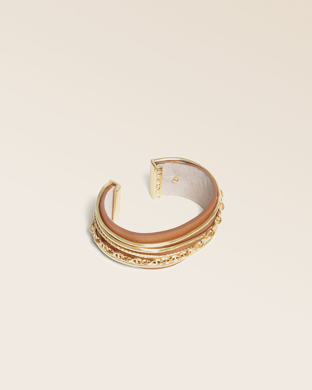 Notre bracelet Dolce Vita Renouard en cuir vintage camel, vu de quart en studio.
