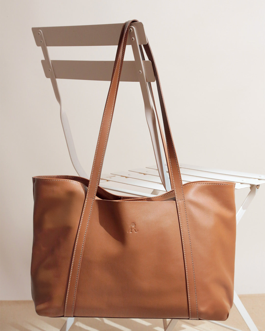 Notre sac cabas Annette Renouard en cuir vintage camel, vu de face en ambiance.