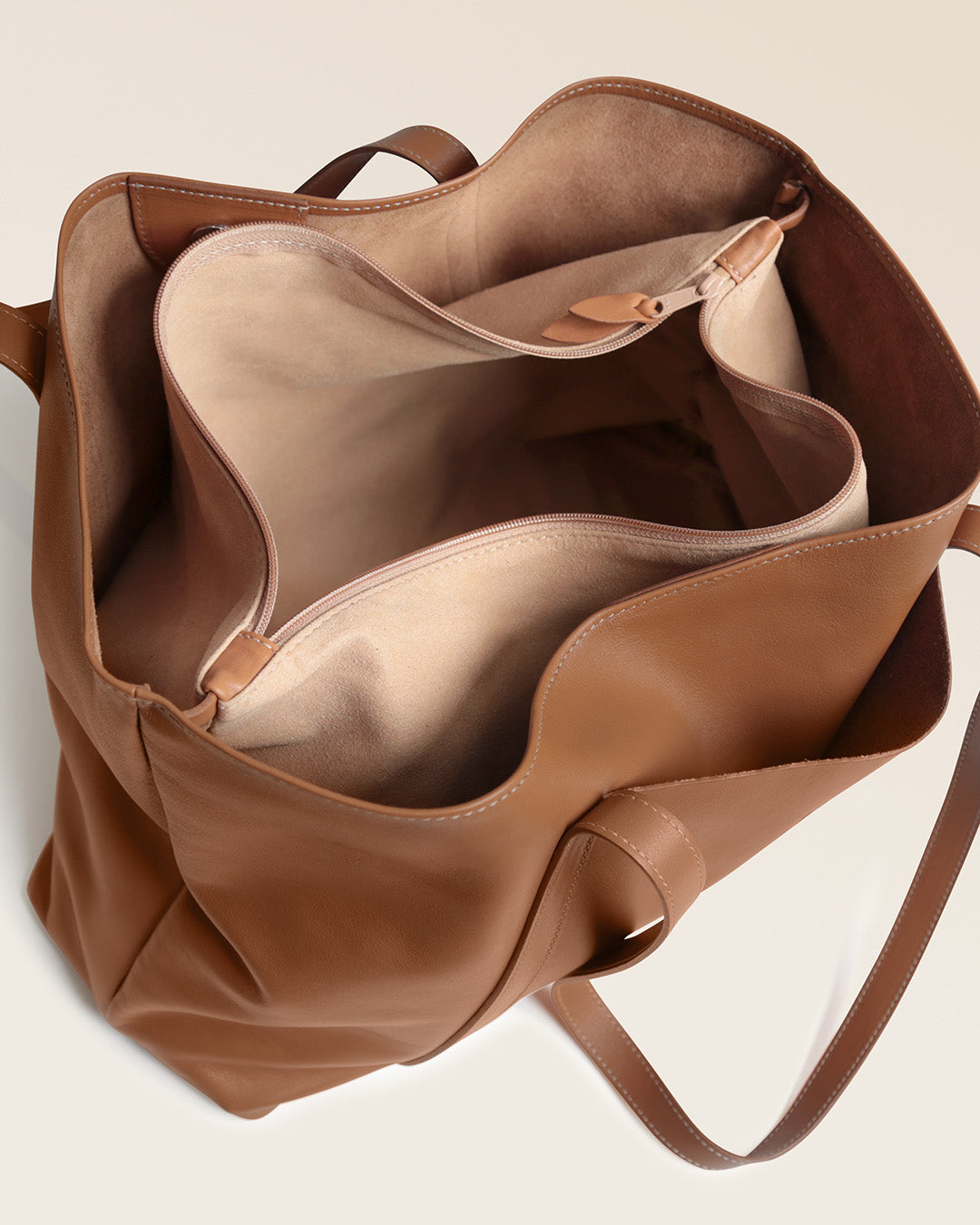 Notre sac cabas Annette Renouard en cuir vintage camel, vu de l'intérieur en studio.