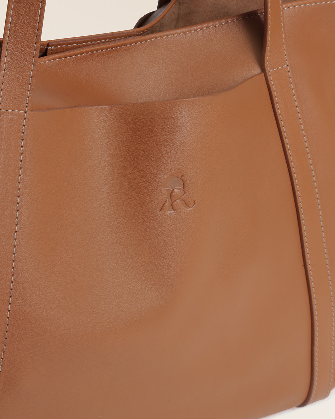 Notre sac cabas Annette Renouard en cuir vintage camel, vu de près en studio.