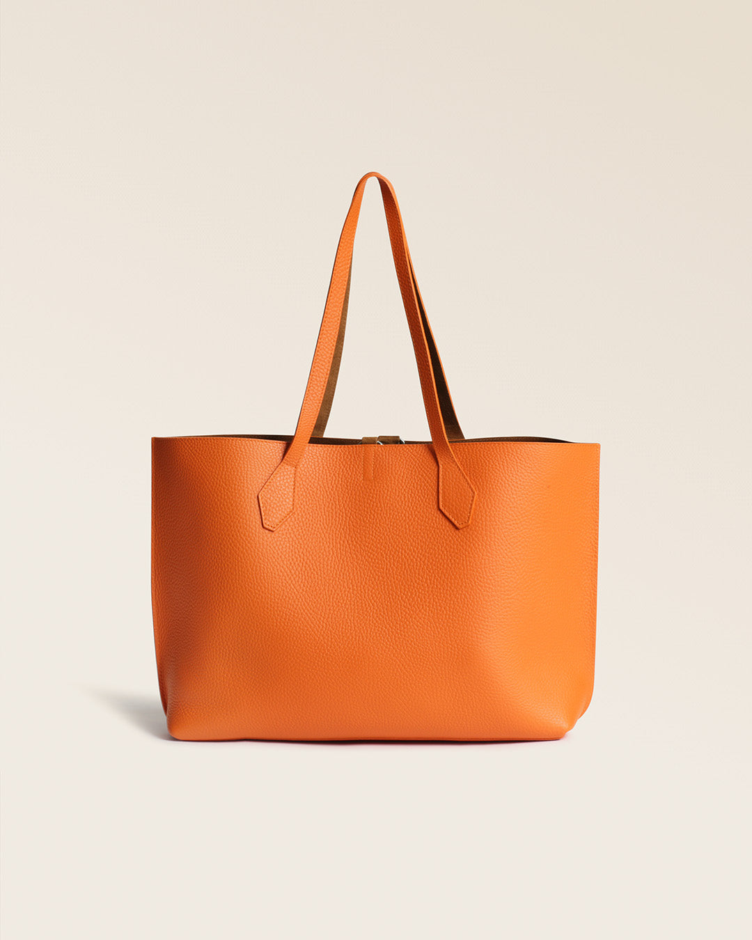 Notre sac cabas Shopper Renouard en cuir façon vigogne orange et cuir veau velours noisette, vu de dos en studio.