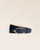 Notre ceinture Éperon Renouard, en cuir façon vigogne bleu marine, vue de face en studio.
