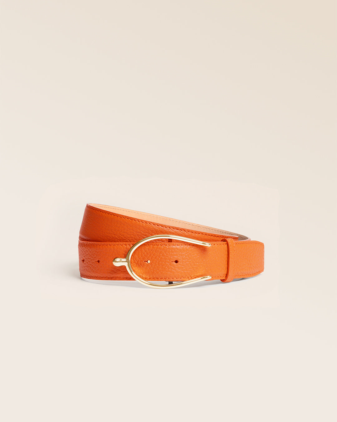 Notre ceinture Éperon Renouard, en cuir façon vigogne orange, vue de face en studio.