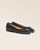 Nos ballerines Friandise Renouard en cuir lisse bleu marine et bout vernis, vues de quart en studio.