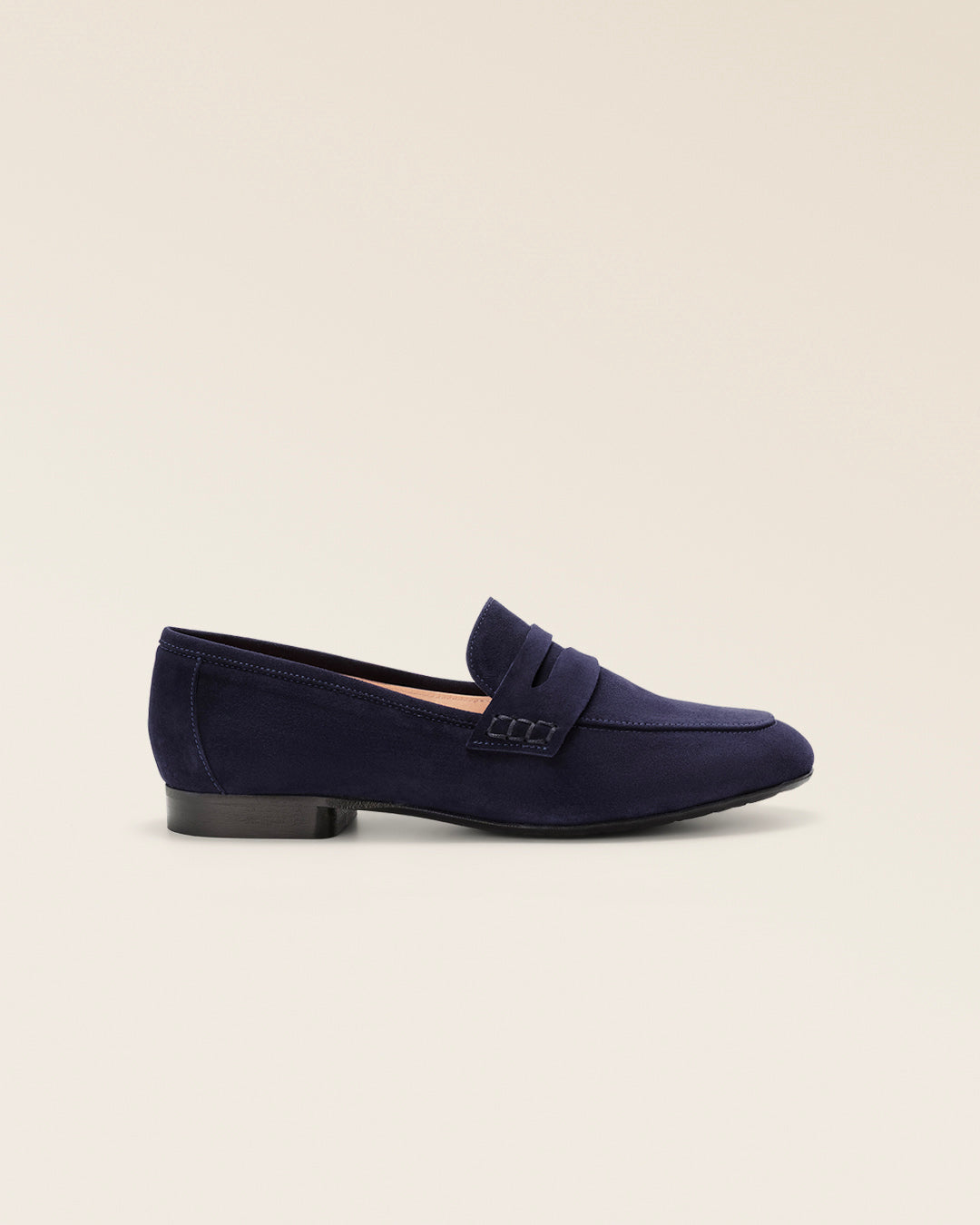 Nos mocassins Paros Renouard en cuir nubuck bleu marine, vus de côté en studio.