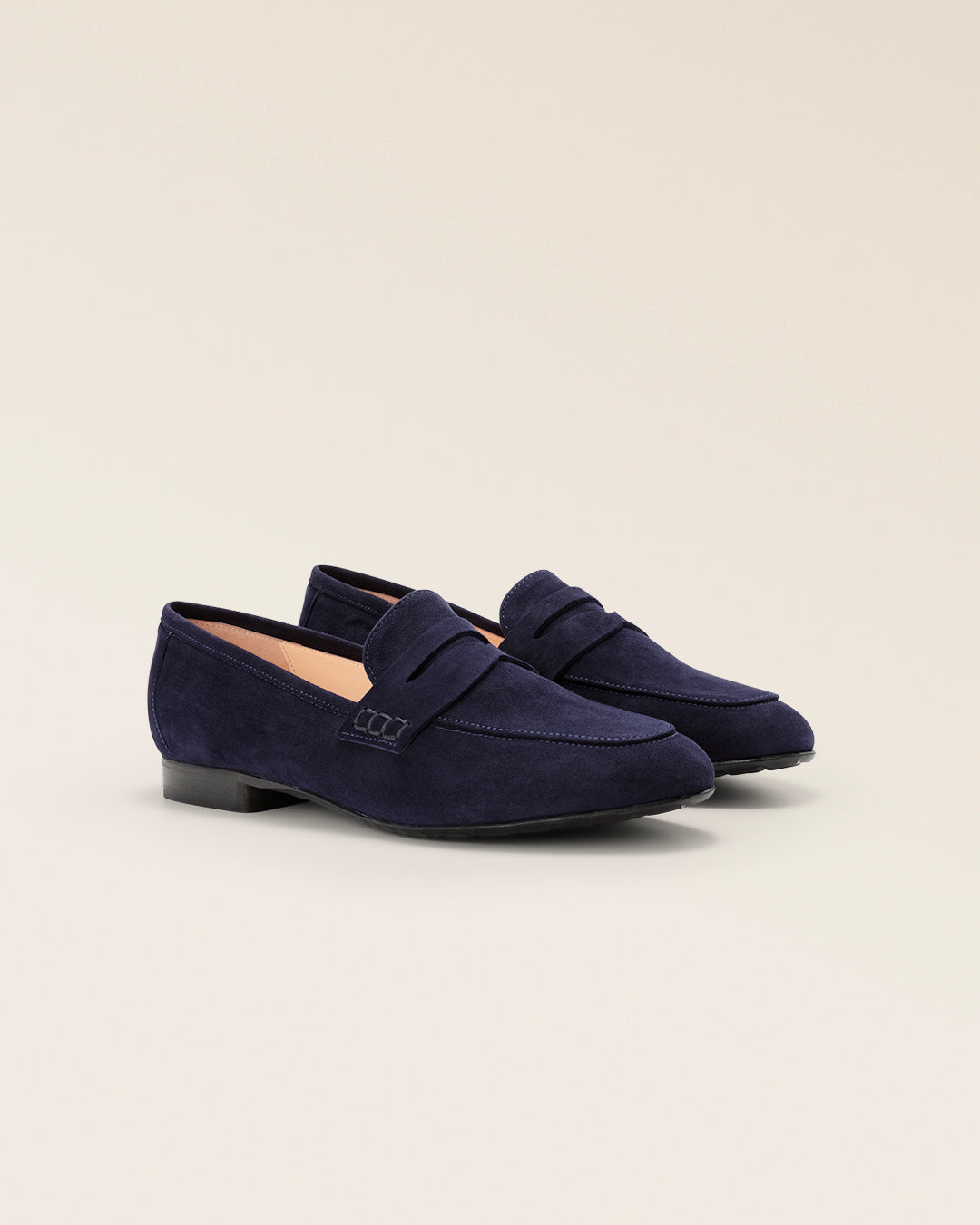 Nos mocassins Paros Renouard en cuir nubuck bleu marine, vus de quart en studio.