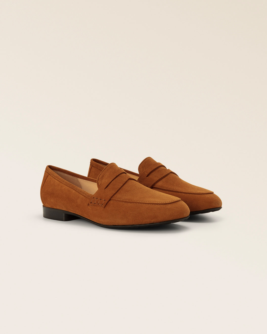 Nos mocassins Paros Renouard en cuir nubuck fauve, vus de quart en studio.