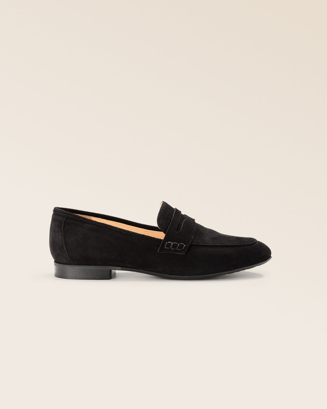 Nos mocassins Paros Renouard en cuir nubuck noir, vus de côté en studio.