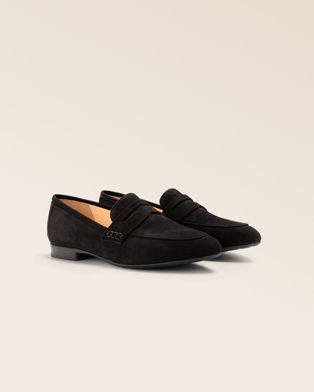 Nos mocassins Paros Renouard en cuir nubuck noir, vus de quart en studio.
