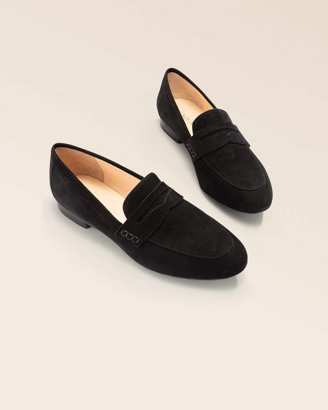Nos mocassins Paros Renouard en cuir nubuck noir, vus en studio.