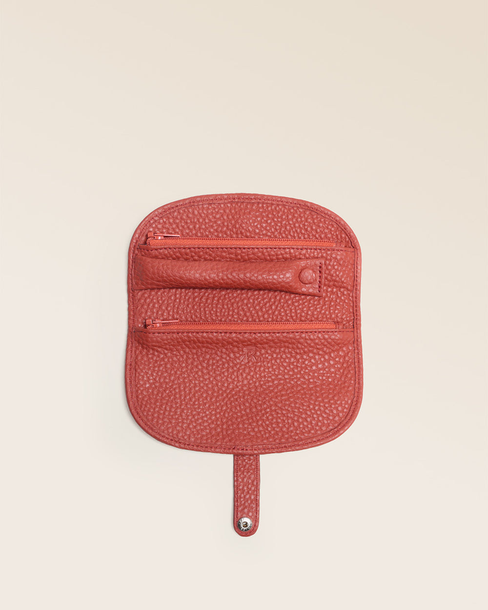 Notre étui bijoux en cuir façon vigogne terracotta vu de face ouvert en studio.