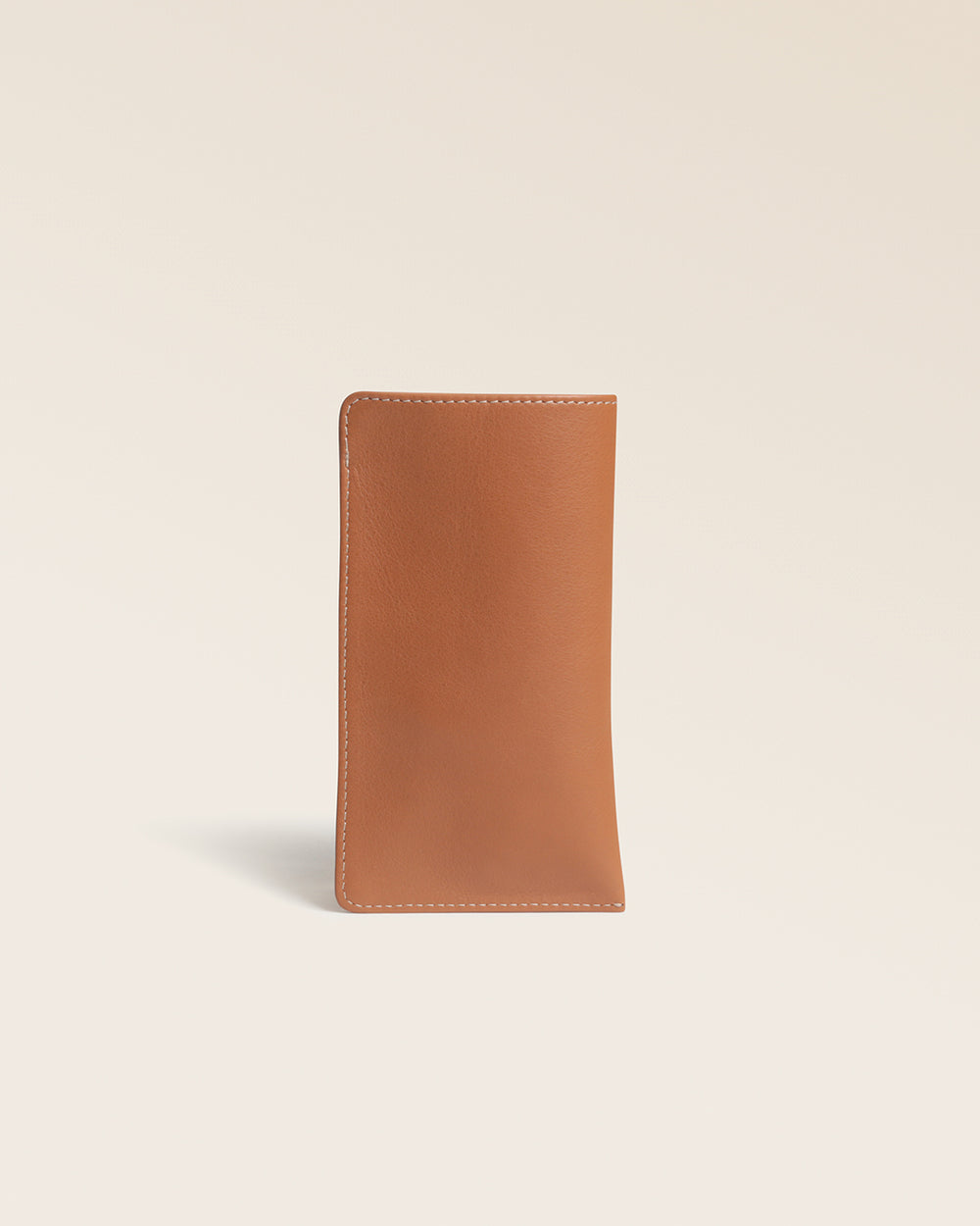 Notre étui à lunettes Palma Renouard en cuir vintage camel, vu de dos en studio.