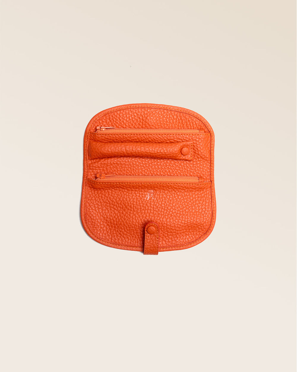 Notre étui à bijoux en cuir façon vigogne orange vu ouvert en studio.