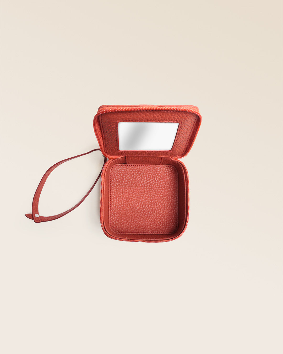 Notre boîte à bijoux en cuir façon vigogne terracotta vu du dessus ouvert en studio. 