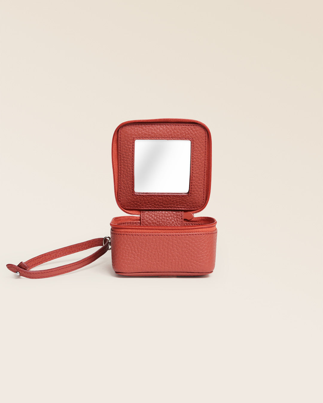 Notre boîte à bijoux en cuir façon vigogne terracotta vu de face ouvert en studio. 