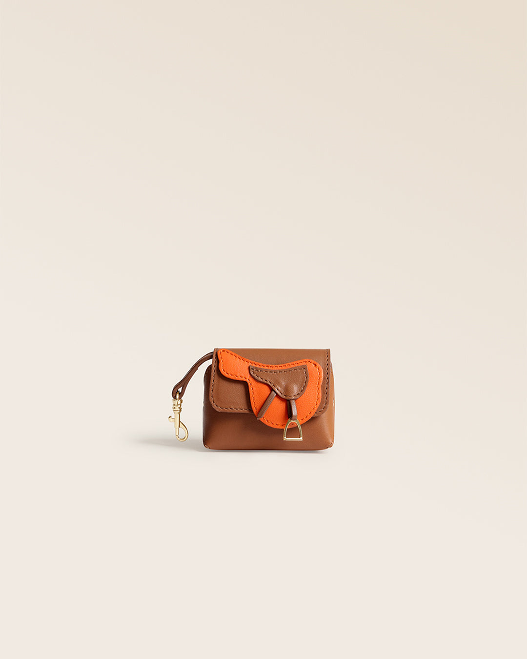 L'étui Casaque Renouard en cuir lisse camel et orange, vu de face en studio.
