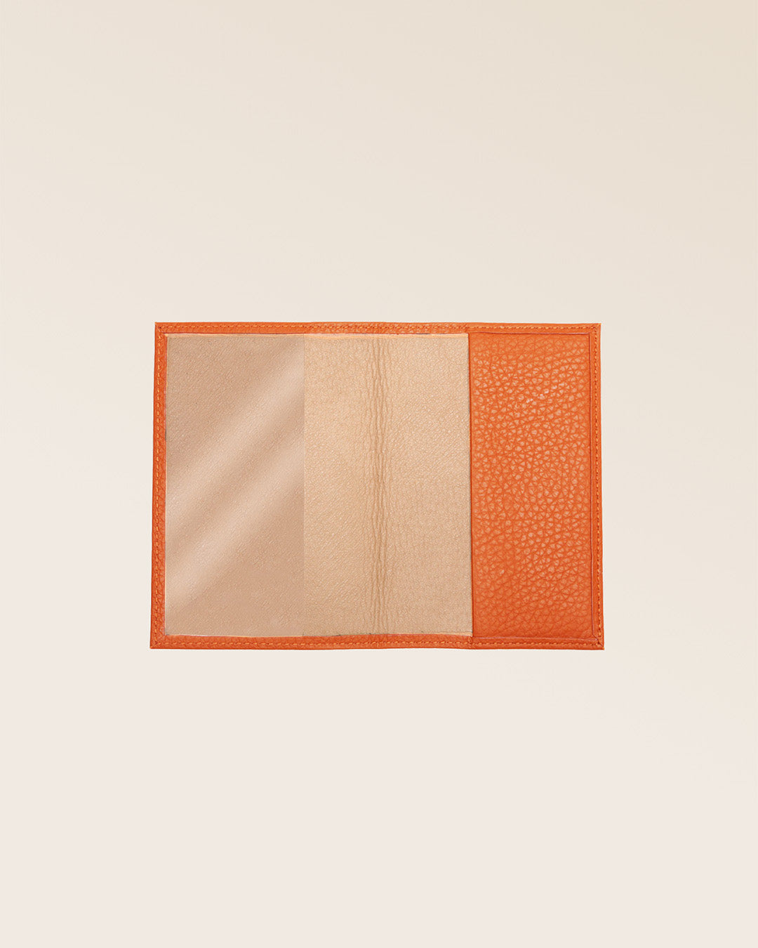 Notre étui passeport en cuir façon vigogne orange vu ouvert en studio.