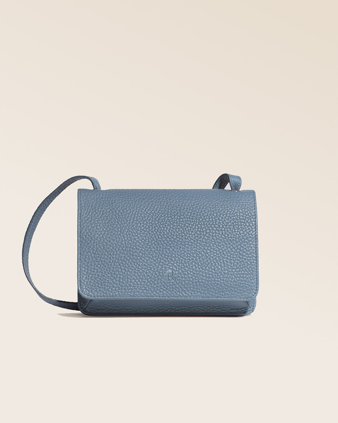 Notre pochette Frehel en cuir façon vigogne bleu cobalt vue de face en studio.