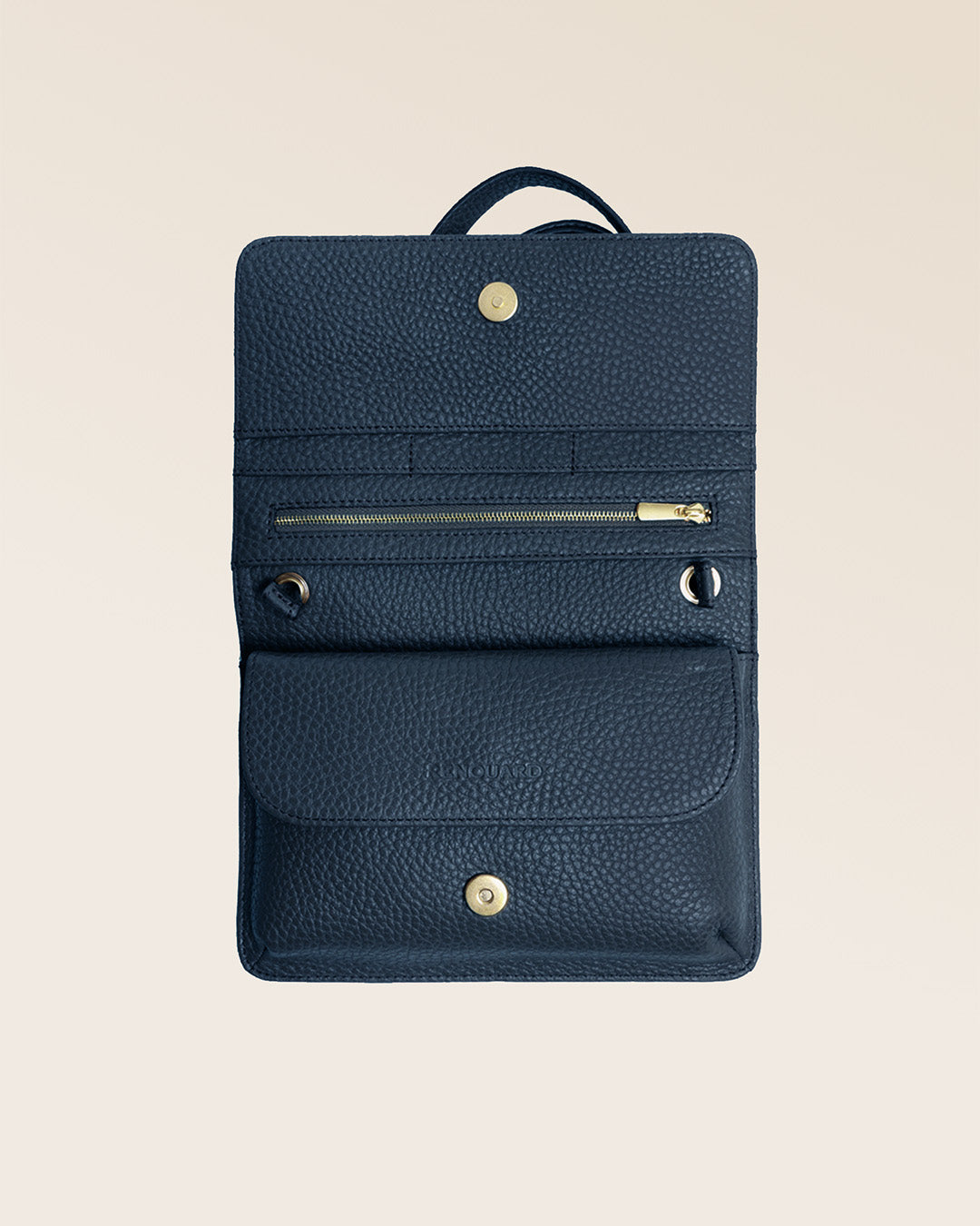 Notre pochette Frehel en cuir façon vigogne bleu marine vue du dessus en studio.