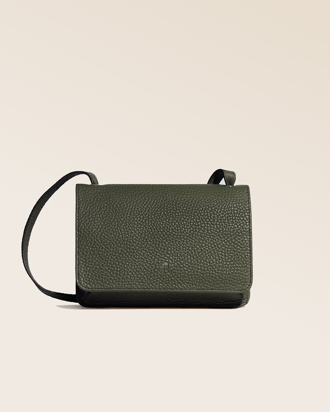 Notre pochette Frehel en cuir façon vigogne kaki vue de face en studio.