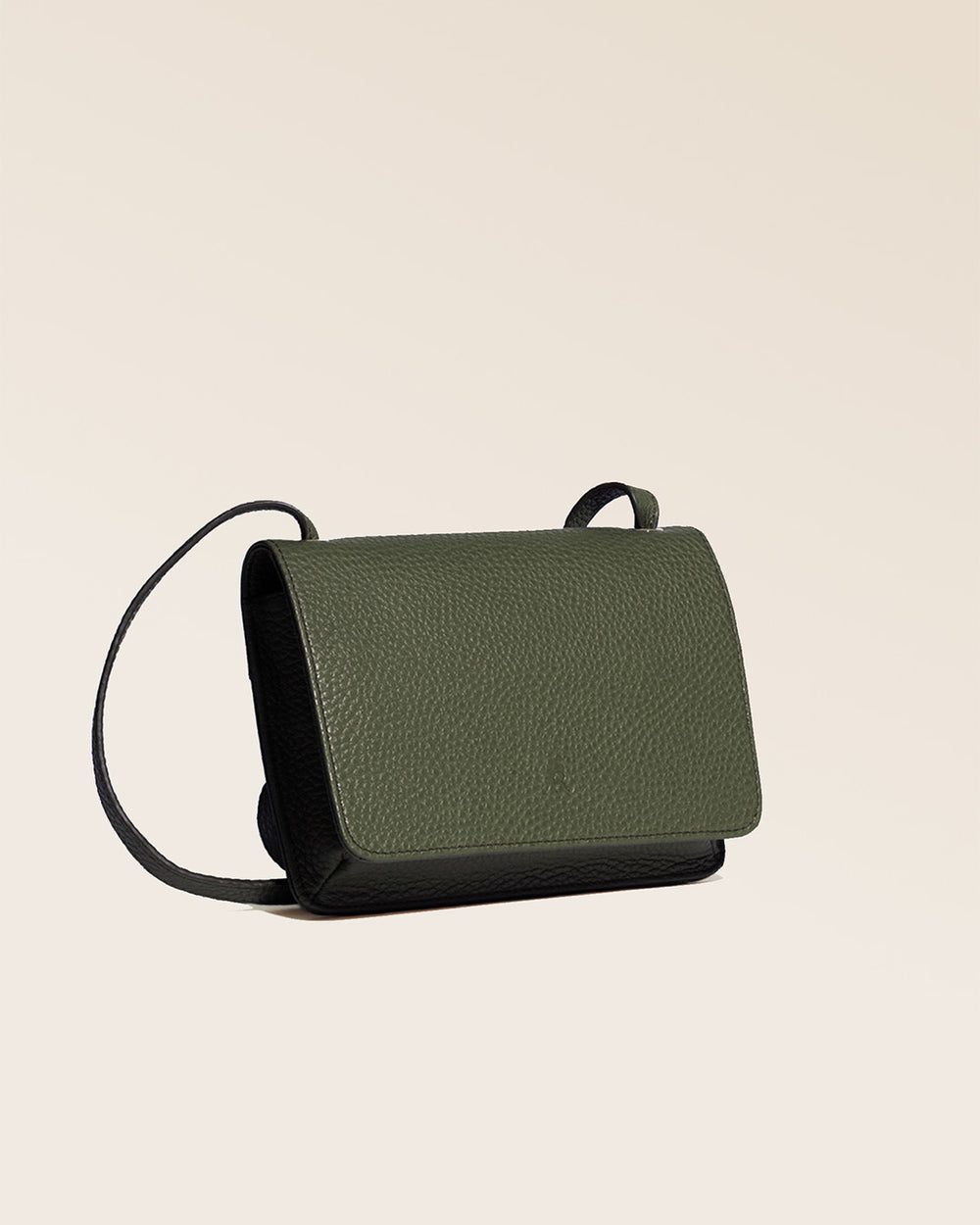 Notre pochette Frehel en cuir façon vigogne kaki vue de quart en studio.