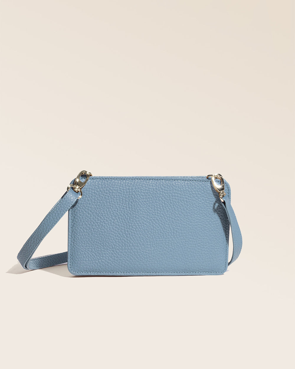 Notre pochette Manolo en cuir façon vigogne bleu cobalt vue de dos en studio.