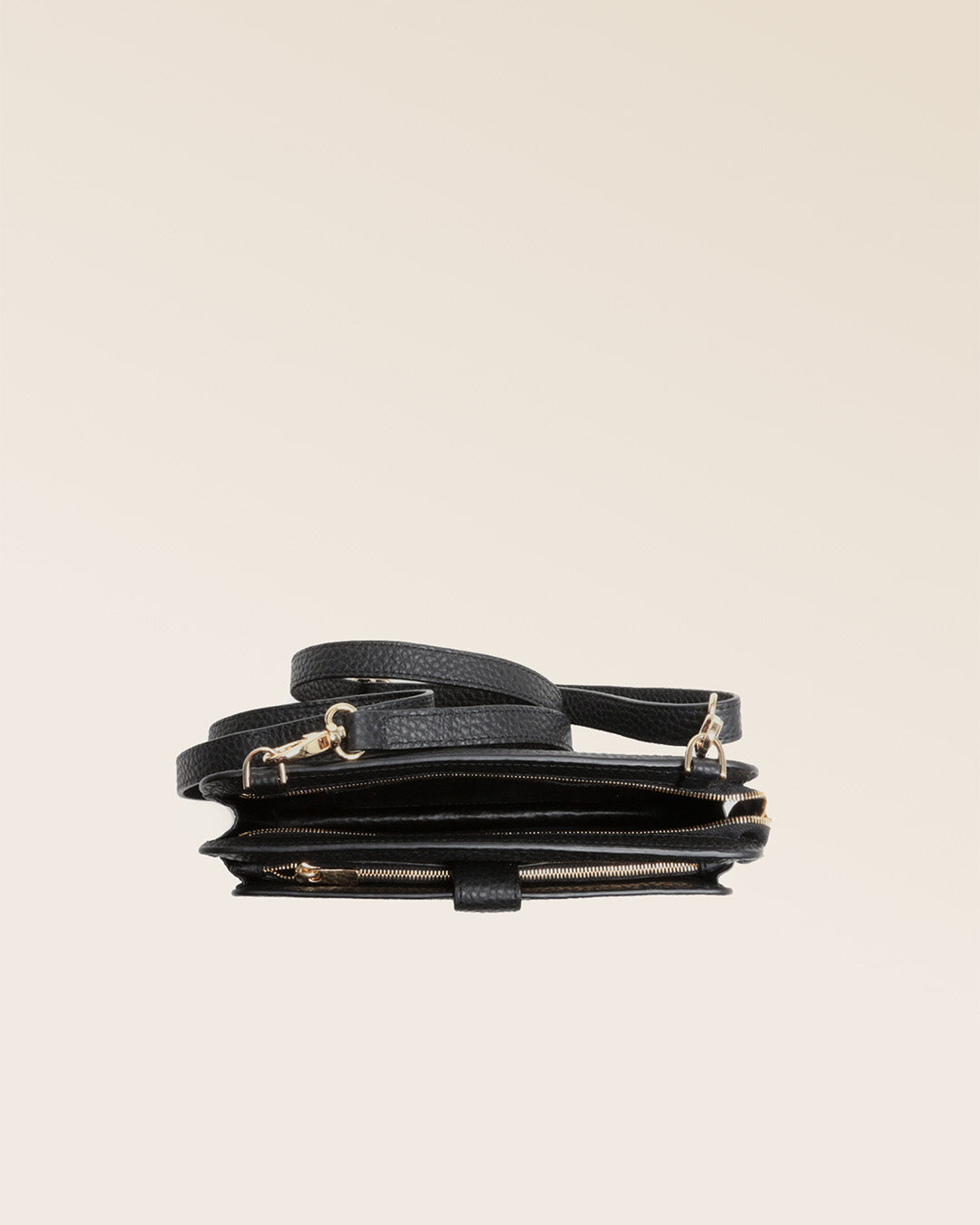 Notre pochette Manolo en cuir façon vigogne noir vue du dessus en studio.
